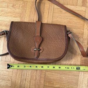 Vintage Donney & Burke leather crossbody. Good condition.